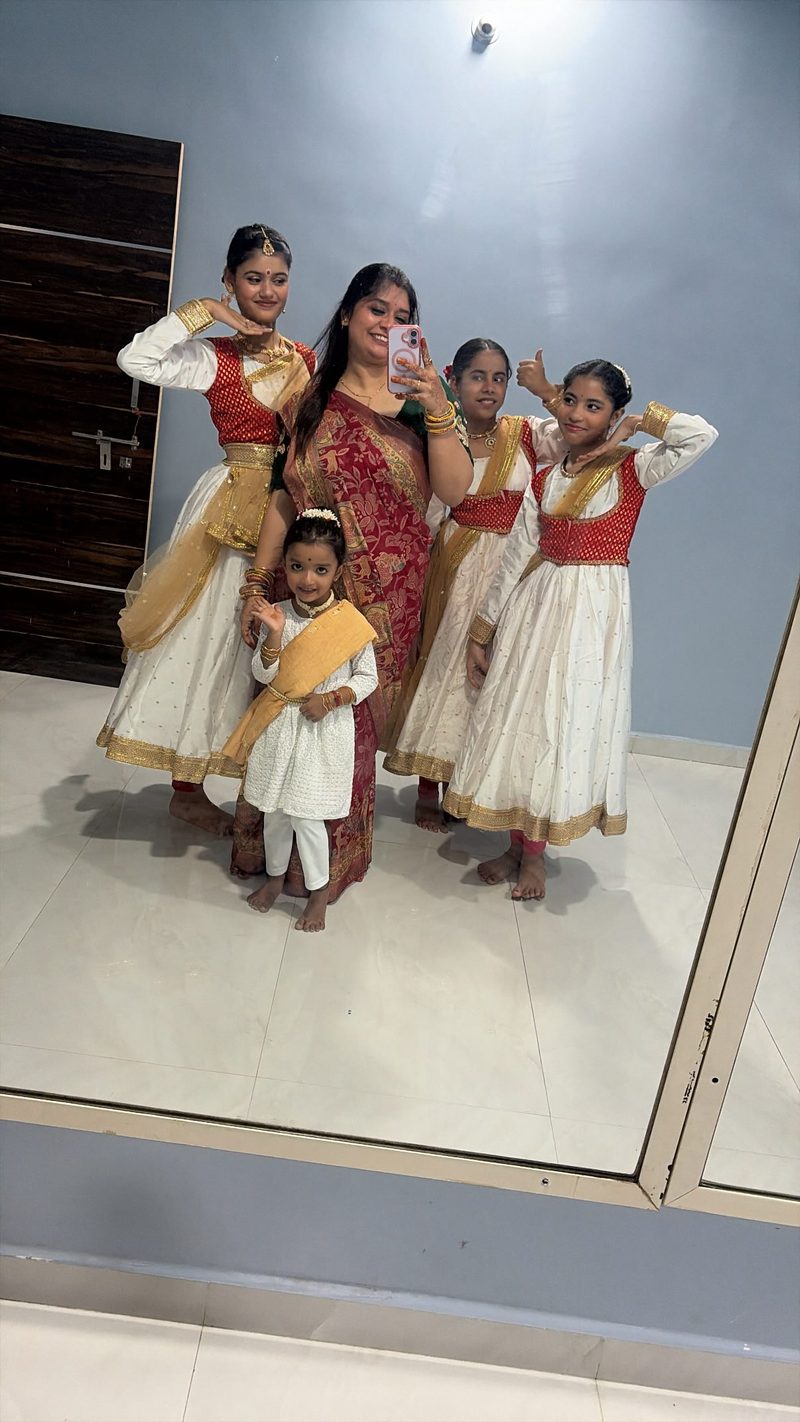 Kathak students of Divynaad in costume