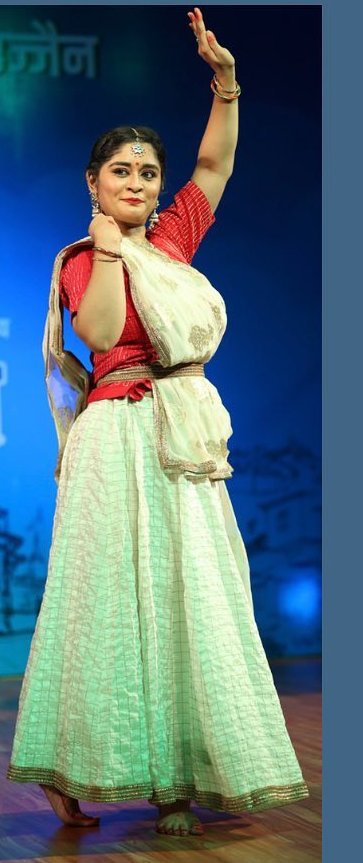 Paridhi Neema performing Kathak on stage
