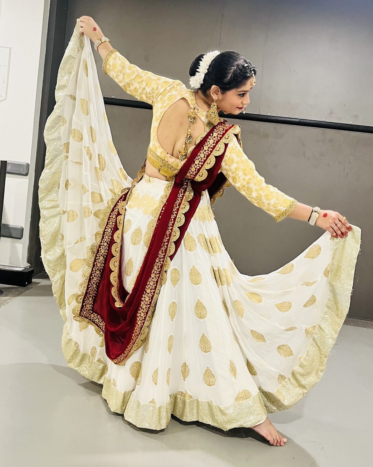 Kathak dancer of Divynaad Dance Academy in a white and gold lehenga